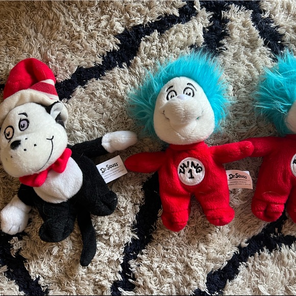 LIKE NEW Dr. Seuss- The Cat in the Hat finger puppets. - Picture 1 of 3